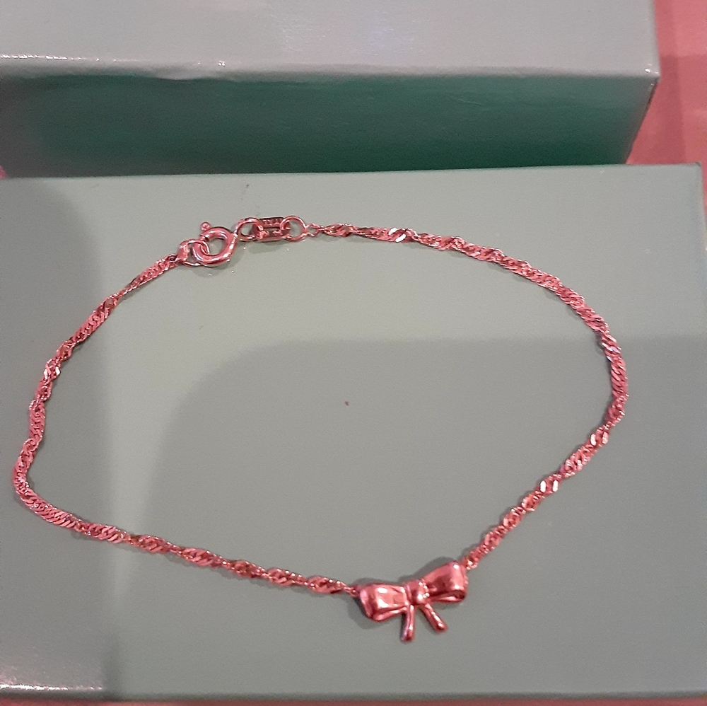 14k beautiful bracelet with a bow. 6.5" NWOT